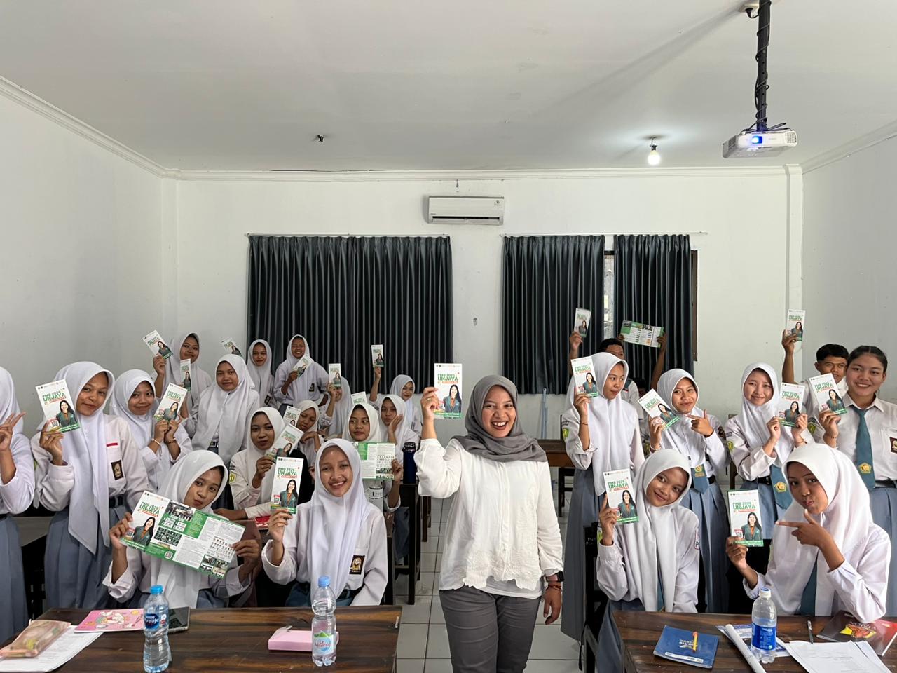 Unjaya Sosialisasikan Penerimaan Mahasiswa Baru di SMK Farmasi Bhakti Husada Karanganyar